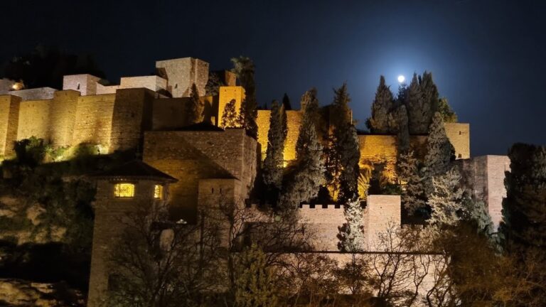 Descubre la magia de la Alcazaba de Málaga en una visita nocturna