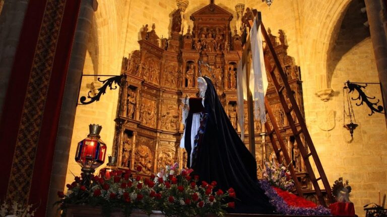 Imperdibles procesiones del Sábado Santo en Málaga: descubre su majestuosidad